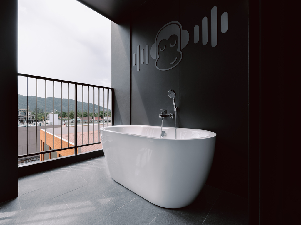 CHIMPANZEE POD WITH BATH POD
